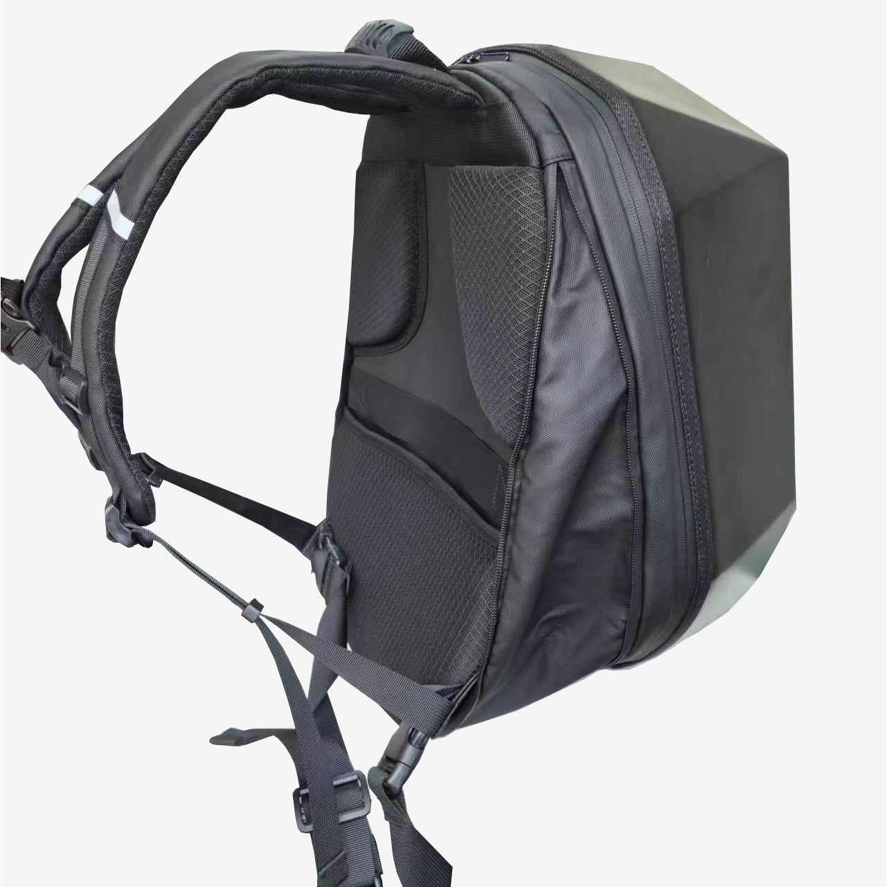 Le sac à dos Iron Man Cycling avec haut-parleur LED est conçu pour les passionnés de cyclisme, avec une coque extensible et un tissu polyester